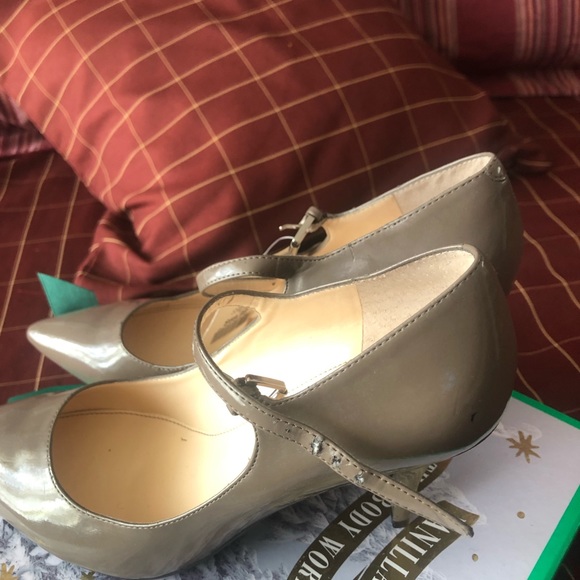 New shoes with a few flaws - Picture 6 of 7